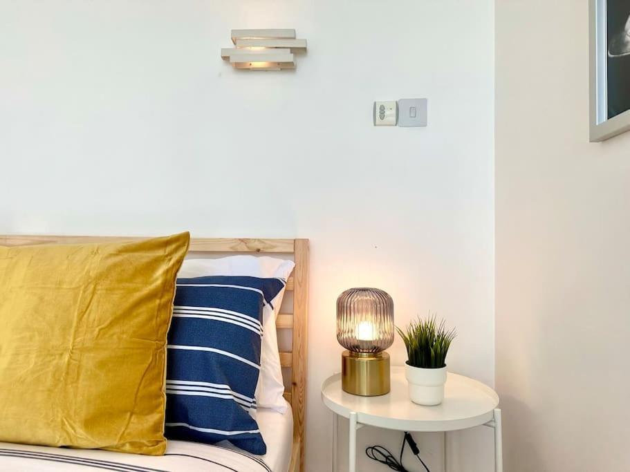 Stunning Panoramic Sea View Beach Location - Sleeps Up To 4 People - Free Parking - The Best Beach! - Great Location - Fast Wifi - Smart Tv - Newly Decorated - Sleeps Up To 4! Close To Bournemouth & Poole Town Centre & Sandbanks Ngoại thất bức ảnh