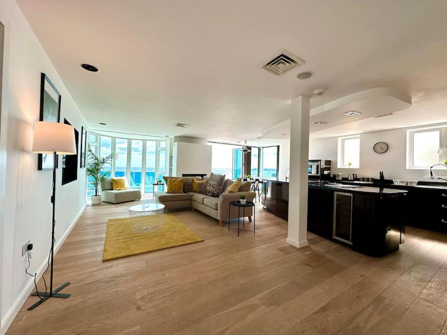 Stunning Panoramic Sea View Beach Location - Sleeps Up To 4 People - Free Parking - The Best Beach! - Great Location - Fast Wifi - Smart Tv - Newly Decorated - Sleeps Up To 4! Close To Bournemouth & Poole Town Centre & Sandbanks Ngoại thất bức ảnh