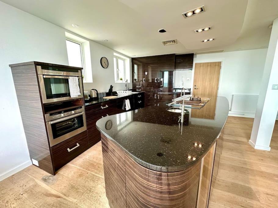 Stunning Panoramic Sea View Beach Location - Sleeps Up To 4 People - Free Parking - The Best Beach! - Great Location - Fast Wifi - Smart Tv - Newly Decorated - Sleeps Up To 4! Close To Bournemouth & Poole Town Centre & Sandbanks Ngoại thất bức ảnh