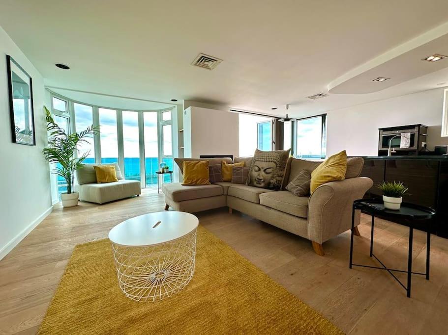 Stunning Panoramic Sea View Beach Location - Sleeps Up To 4 People - Free Parking - The Best Beach! - Great Location - Fast Wifi - Smart Tv - Newly Decorated - Sleeps Up To 4! Close To Bournemouth & Poole Town Centre & Sandbanks Ngoại thất bức ảnh