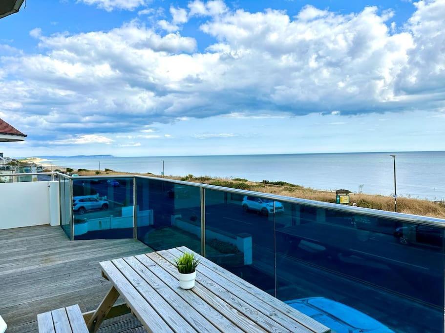 Stunning Panoramic Sea View Beach Location - Sleeps Up To 4 People - Free Parking - The Best Beach! - Great Location - Fast Wifi - Smart Tv - Newly Decorated - Sleeps Up To 4! Close To Bournemouth & Poole Town Centre & Sandbanks Ngoại thất bức ảnh