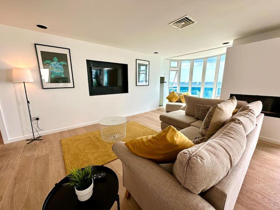 Stunning Panoramic Sea View Beach Location - Sleeps Up To 4 People - Free Parking - The Best Beach! - Great Location - Fast Wifi - Smart Tv - Newly Decorated - Sleeps Up To 4! Close To Bournemouth & Poole Town Centre & Sandbanks Ngoại thất bức ảnh