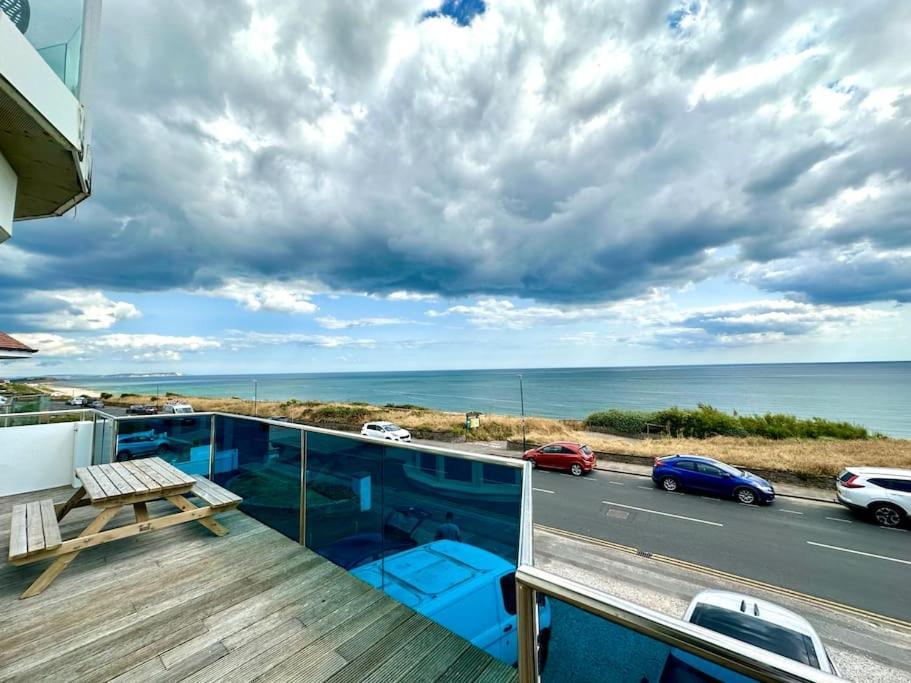 Stunning Panoramic Sea View Beach Location - Sleeps Up To 4 People - Free Parking - The Best Beach! - Great Location - Fast Wifi - Smart Tv - Newly Decorated - Sleeps Up To 4! Close To Bournemouth & Poole Town Centre & Sandbanks Ngoại thất bức ảnh