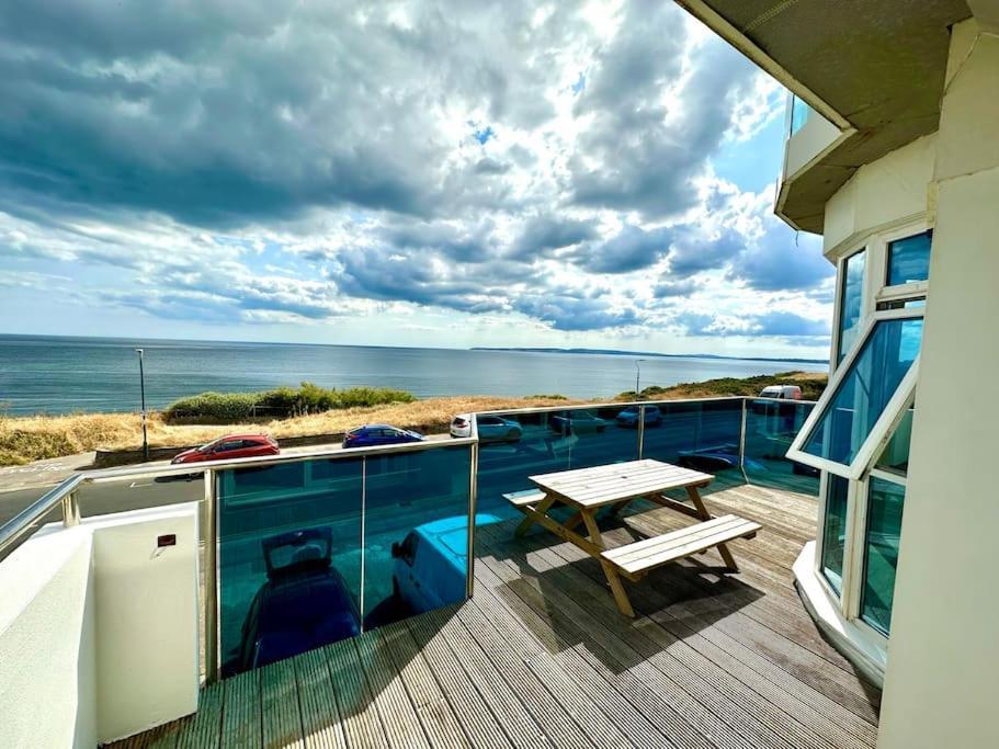 Stunning Panoramic Sea View Beach Location - Sleeps Up To 4 People - Free Parking - The Best Beach! - Great Location - Fast Wifi - Smart Tv - Newly Decorated - Sleeps Up To 4! Close To Bournemouth & Poole Town Centre & Sandbanks Ngoại thất bức ảnh