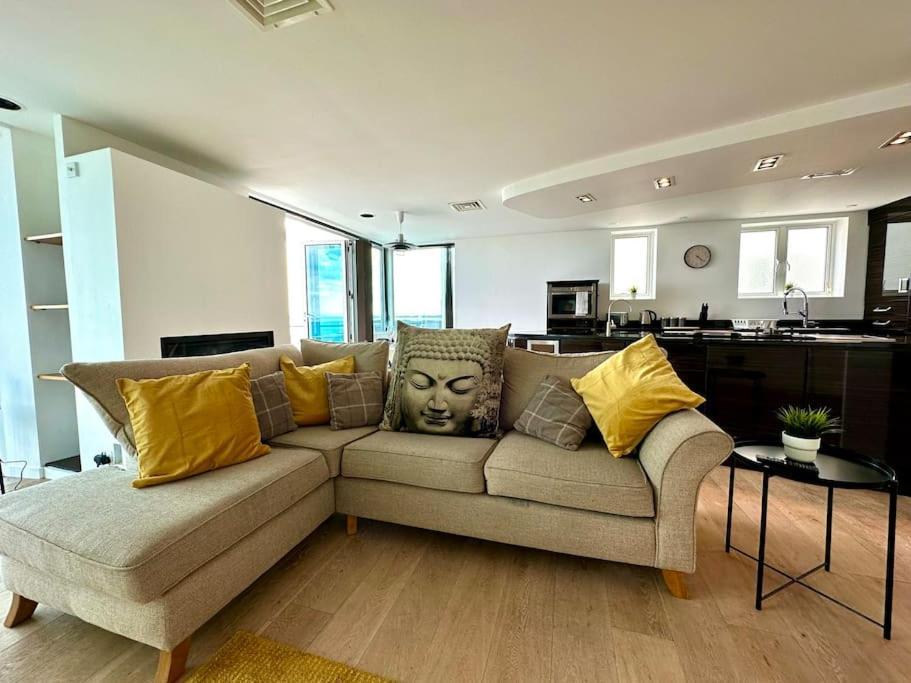 Stunning Panoramic Sea View Beach Location - Sleeps Up To 4 People - Free Parking - The Best Beach! - Great Location - Fast Wifi - Smart Tv - Newly Decorated - Sleeps Up To 4! Close To Bournemouth & Poole Town Centre & Sandbanks Ngoại thất bức ảnh
