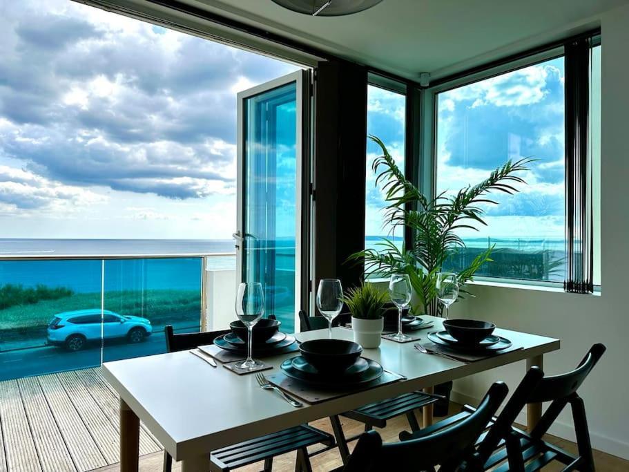Stunning Panoramic Sea View Beach Location - Sleeps Up To 4 People - Free Parking - The Best Beach! - Great Location - Fast Wifi - Smart Tv - Newly Decorated - Sleeps Up To 4! Close To Bournemouth & Poole Town Centre & Sandbanks Ngoại thất bức ảnh